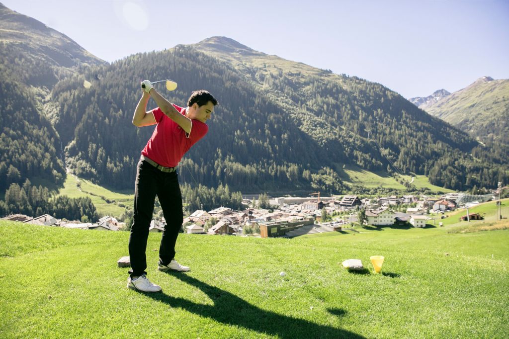 Golfen in St. Anton am Arlberg - ... mit wunderbarem Blick auf den Ort.  - © TVB St. Anton am Arlberg_Christoph Schöch